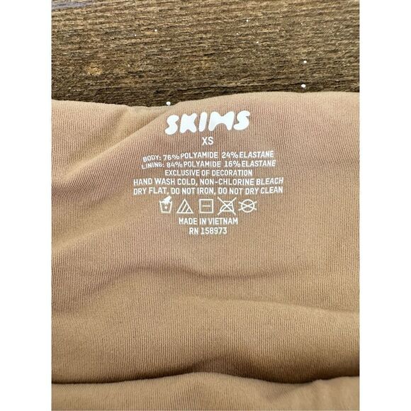 SKIMS Fits Everybody Soft Buttery Seamless Bandeau, size XS - Picture 3 of 4